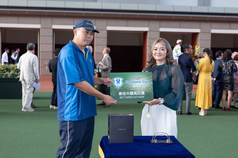 信興電器貿易有限公司Jasmie Mong小姐擔任頒獎嘉賓，將最佳外觀馬匹獎及Panasonic LAMDASH電鬚刨頒發予負責照料「精英雄心」的馬房助理。